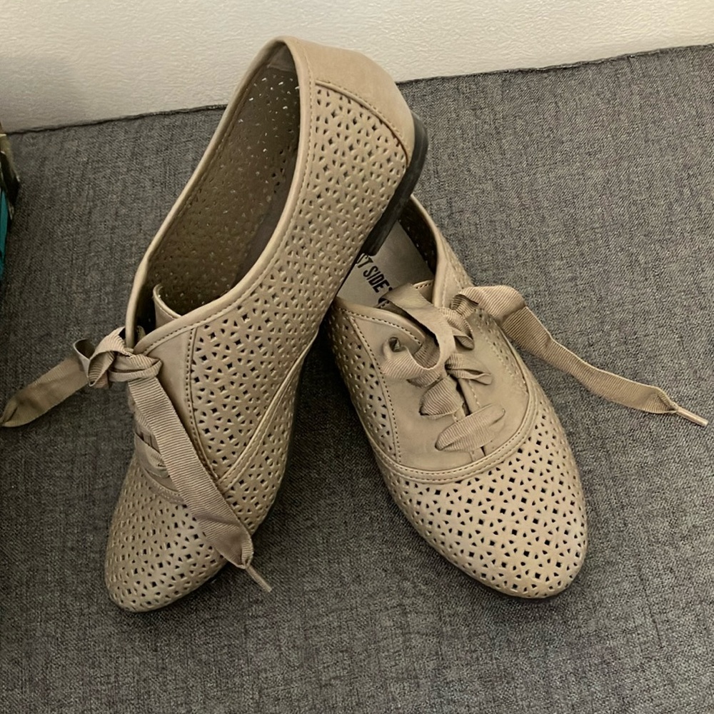 NIB taupe eyelet oxfords with ribbon laces size 7